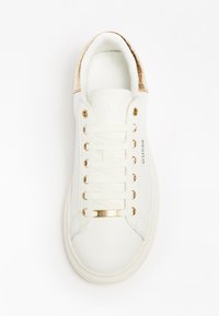 Weißer Sneaker mit goldenen Akzenten und Schnürverschluss. Obermaterial aus glattem Leder, gepolsterter Schaft und „GUESS“-Markenlogo auf der Zunge. Rundliche Zehenform.