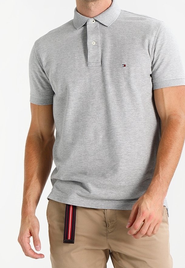 Polo gris avec col, patte à deux boutons et petit logo brodé. Tissu en mélange de coton avec manches courtes et coupe décontractée.