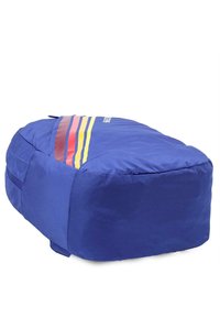 Saco de frijoles azul acolchado con forma rectangular, que presenta rayas multicolores (rojas, amarillas y naranjas) y una textura suave y brillante.