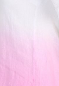Leinenstoff, der von Weiß zu einem sanften Rosa-Gradienten übergeht. Sanfte Textur, minimale Falten und dezenter Glanz an der Oberfläche.