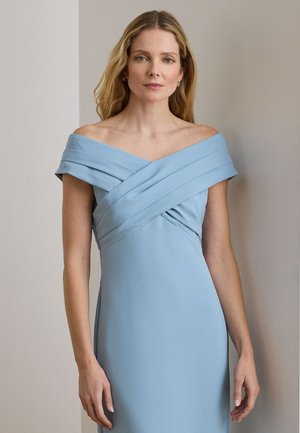 Hellblaues Kleid mit schulterfreiem Design und überkreuzten Falten am Oberteil. Glatte Textur und figurbetonte Silhouette, die bis zum Boden reicht.