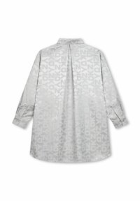 Chemise gris clair avec un imprimé logo en motif intégral. Manches longues, poignets à boutons et col classique. Tissu lisse et léger.