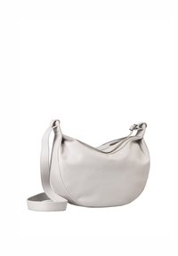 Borsa a spalla in pelle grigia chiara con forma curva, tracolla regolabile e texture liscia. Presenta un design minimalista e accenti di cucitura discreti.