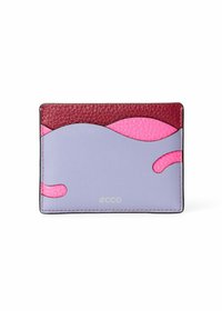 Paarse leren kaartjeshouder met bordeauxrode en roze accenten. Heeft gebogen patronen, witte stiksels en een geperst logo. Compact en lichtgewicht design.