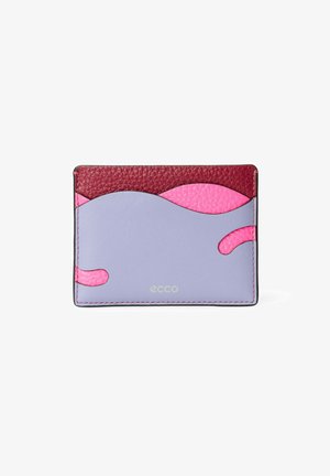 Paarse leren kaartjeshouder met bordeauxrode en roze accenten. Heeft gebogen patronen, witte stiksels en een geperst logo. Compact en lichtgewicht design.
