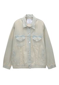 Chaqueta de mezclilla azul clara con cuello, bolsillos frontales y cierres de botón. Presenta un corte relajado y una textura ligeramente desgastada.