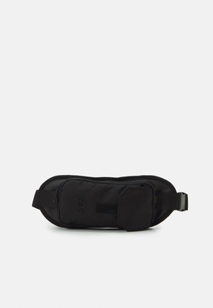 Schwarze Bauchtasche mit Reißverschluss-Hauptfach, Fronttasche mit Klappverschluss, verstellbarem Riemen und unauffälligem Logo auf der Vorderseite.