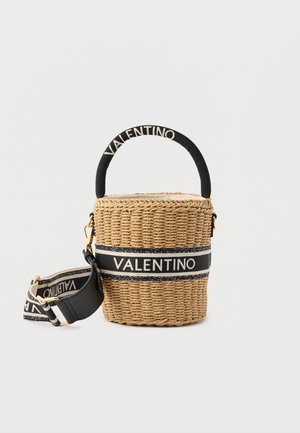 Borsa a secchiello in paglia intrecciata con manico e tracolla in tessuto nero, entrambi con marchio "VALENTINO" bianco.