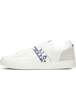 Sneaker bianco in pelle con un accento in suede grigio sul tallone. Presenta una striscia blu con la scritta "NA" stampata. Suola in gomma, perforazioni minime.