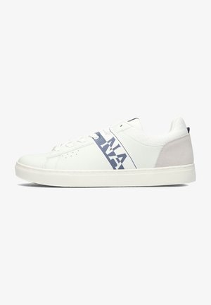 Sneaker bianco in pelle con un accento in suede grigio sul tallone. Presenta una striscia blu con la scritta "NA" stampata. Suola in gomma, perforazioni minime.