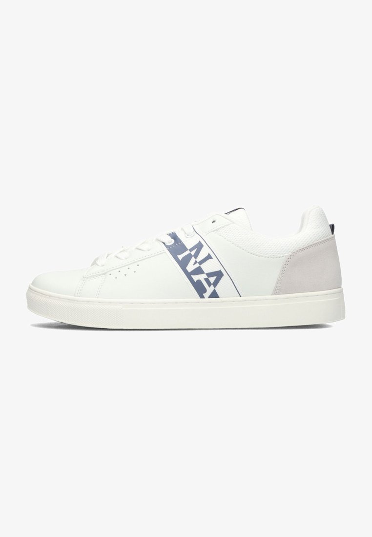 Sneaker bianco in pelle con un accento in suede grigio sul tallone. Presenta una striscia blu con la scritta "NA" stampata. Suola in gomma, perforazioni minime.