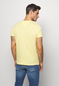 Tommy Hilfiger TOMMY LOGO TEE - T-shirt estampada - yellow