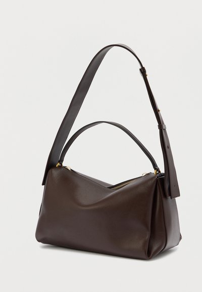 Braune Lederhandtasche mit einem lockeren Design, ausgestattet mit einem oberen Reißverschluss und einem abnehmbaren Schulterriemen. Glatte Oberfläche, minimalistische Beschläge.