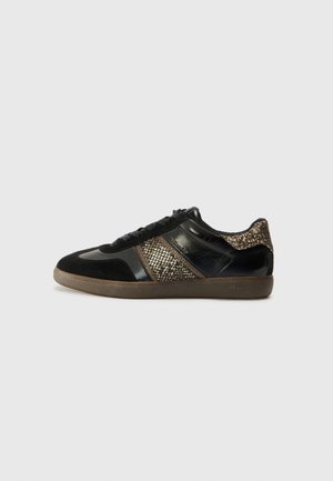 Sort lav sneakers med brun sål, med tekstureret metalisk ormeskind og glitrende detaljer på siden og hælen.