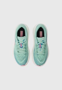 Jasnoniebieskie sportowe sneakersy z oddychającą siateczką, płaskimi sznurówkami, kontrastującymi różowymi akcentami i wygodną białą podeszwą.