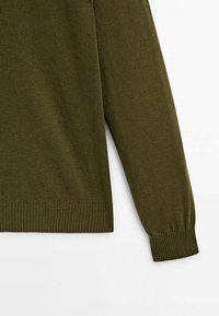 Pull en maille vert olive à manches longues avec poignets et ourlet côtelés sur fond blanc.
