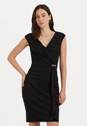 Rochie neagră cu design înfășurat, decolteu adânc în V și mâneci scurte. Prezintă o volană pe lateral și o broderie la talie. Textură netedă.