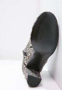 Miss Selfridge Botines bajos - silver-coloured