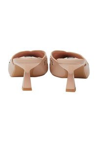 Mule rosa con tacco, dalla forma arrotondata sul retro, con lati aperti e tacco quadrato, caratterizzati da dettagli metallici su ciascun lato e una finitura lucida.