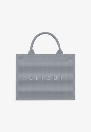 Graue rechteckige Tragetasche mit kurzen Griffen und horizontal geriffelter Textur, mit geprägt „SUITSUIT“-Logo mittig auf der Vorderseite.