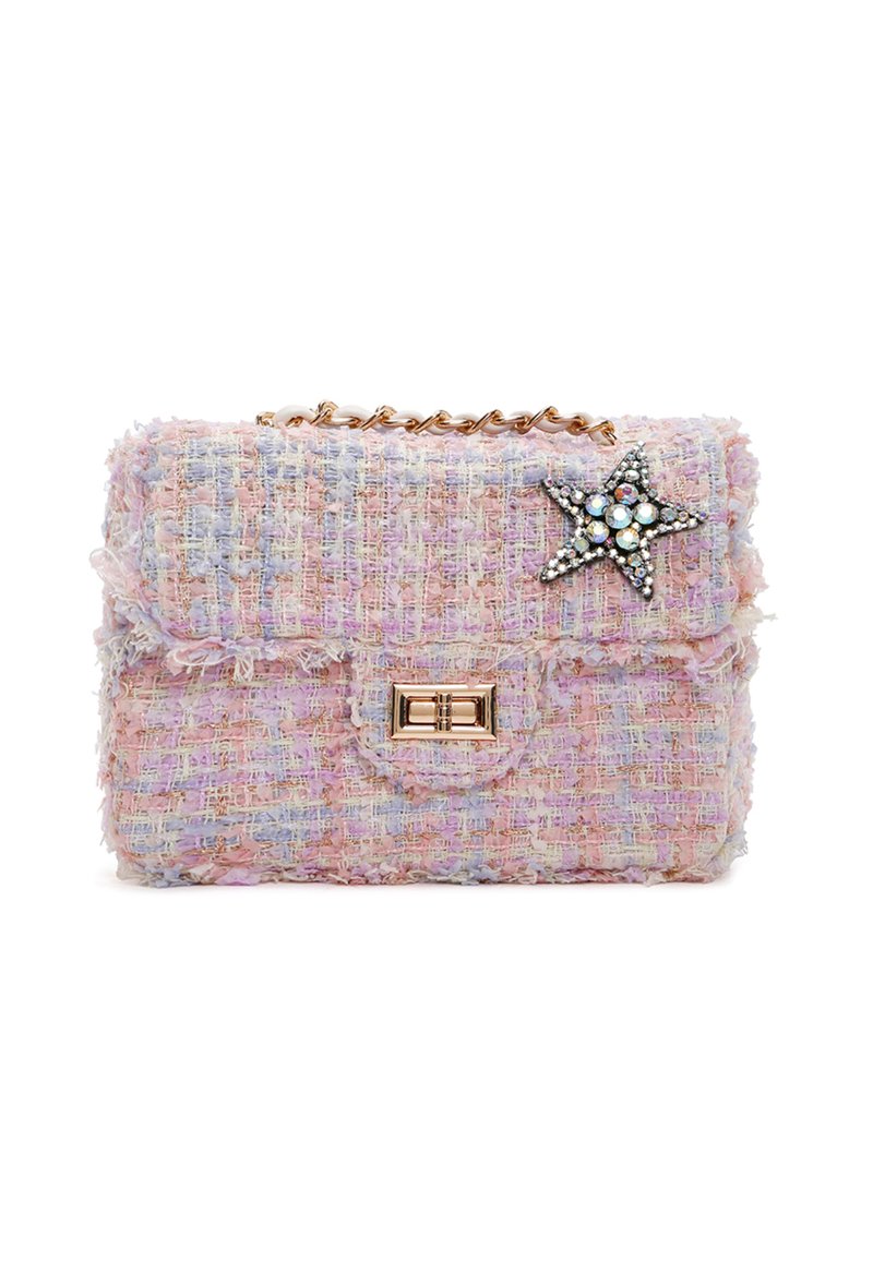 Bolso de tweed en colores pastel con un acabado texturizado, cadena dorada y una estrella decorativa con piedras brillantes en la tapa.