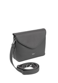 Šedá kožená crossbody taška s klopou, stříbrným logem, odnímatelným popruhem a hladkou texturou. Kompaktní obdélníkový tvar.