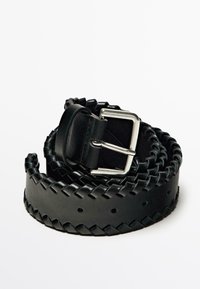 Zwarte leren riem met een geweven ontwerp, voorzien van een zilveren metalen gesp en meerdere gaatjes voor aanpassing. Pachtige textuur met gevlochten accenten.