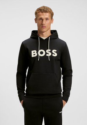 Hanorac negru dintr-un material moale, având un logo mare alb "BOSS", șnururi și o buzunar kangaroo. Textură netedă și croială lejeră.