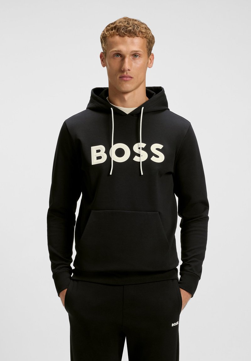 Juodas džemperis, pagamintas iš minkštos medžiagos, su dideliu baltu "BOSS" logotipu, su raišteliais ir kengūros kišene. Lygus paviršius ir laisvas siluetas.