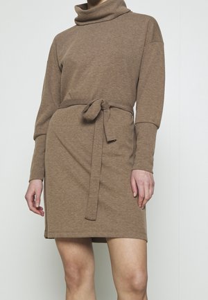 Stickad klänning - brown