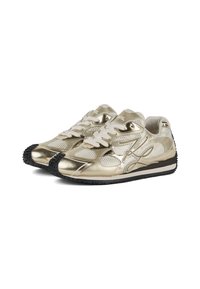 Baskets métalliques dorées avec panneaux en mesh, bout et semelle en caoutchouc noir rond, et lacets beiges. Présente des accents de marque sur la languette.