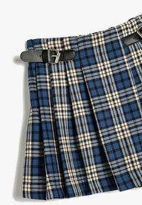 Karierte Faltenröcke in Blau und Creme mit schwarzen Akzenten. Mit zwei verstellbaren schwarzen Leder-Schnallen an der Taille für den Verschluss.