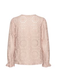 Blusa in pizzo rosa chiaro a maniche lunghe con motivo floreale, scollatura rotonda e polsini arricciati. Il design include intricati intagli.