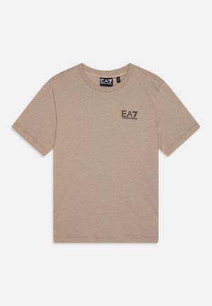 Beige t-shirt met korte mouwen van een zachte stof. Heeft een zwart EA7-logo op de linkerkant van de borst en een ronde hals. Eenvoudig, casual ontwerp.