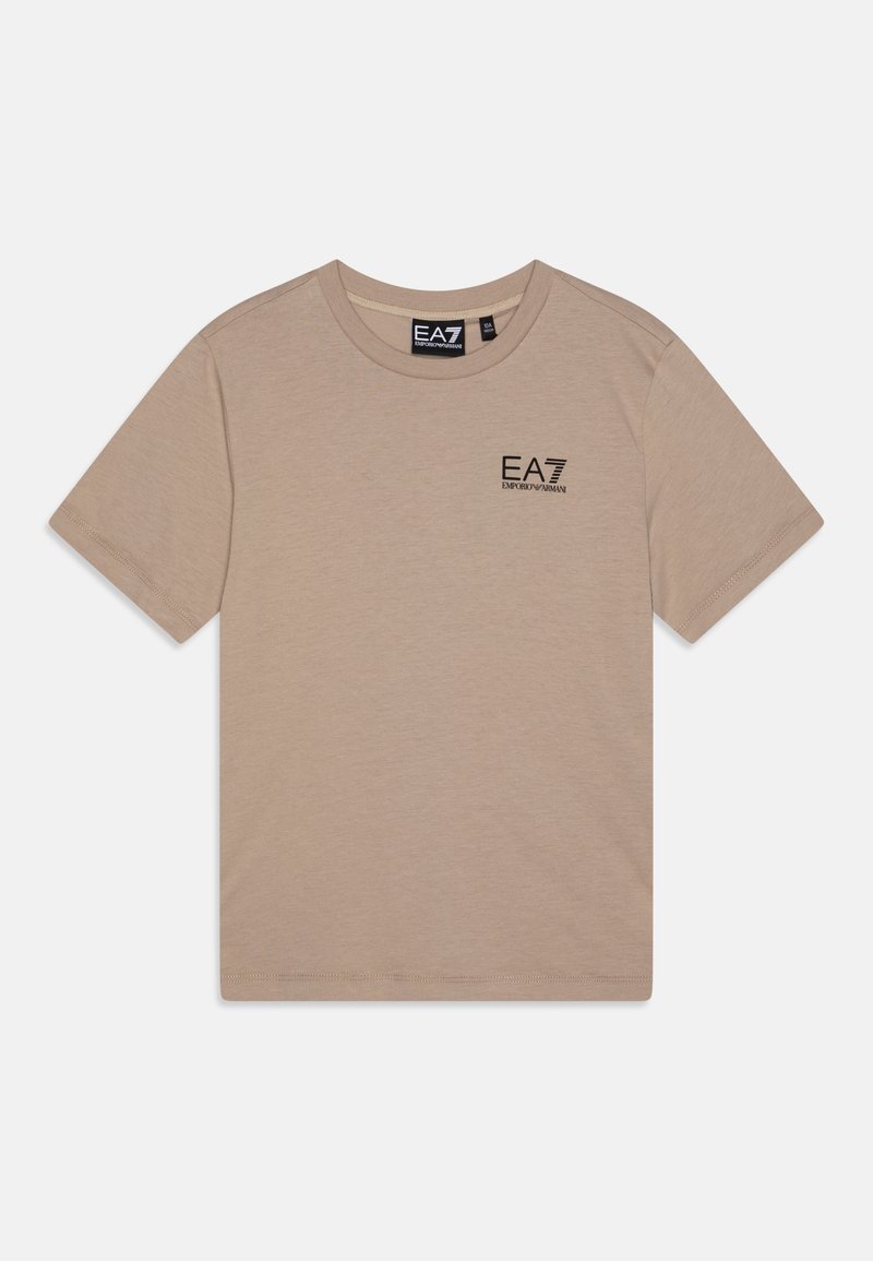 Béžové tričko s krátkym rukávom z jemného materiálu. Má čierne logo EA7 na ľavej hrudi a okrúhly výstrih. Jednoduchý, neformálny dizajn.