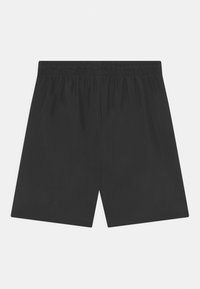 Bermudas deportivas negras con una cinturilla elástica, corte hasta la rodilla y una tela suave y ligera. Sin bolsillos ni adornos.