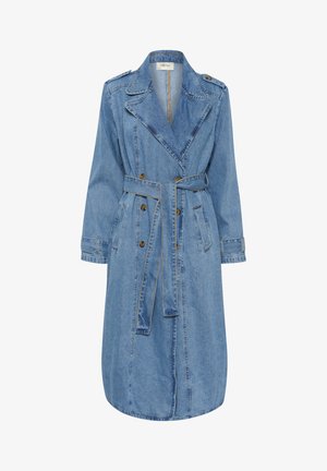 Palton lung albastru din denim, cu revere late, nasturi dubli, talie cu curea, epoleți pe umeri și buzunare laterale.