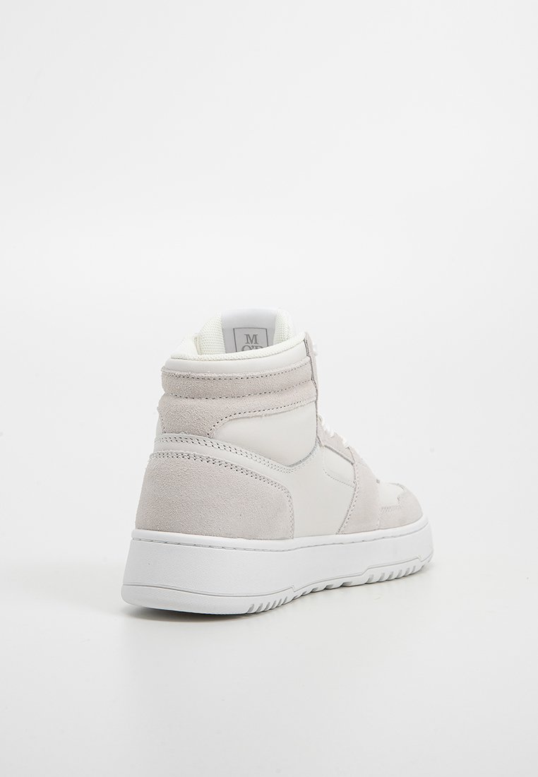 Wysokie sneakersy, białe i jasnoszare, wykonane z gładkiej skóry i zamszu. Posiadają gumową podeszwę oraz wyściółkę wokół kostki dla komfortu.