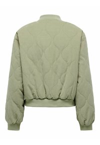 Veste bomber matelassée verte avec col et poignets côtelés, présentant un motif ondulé. Texture douce avec une silhouette raccourcie.