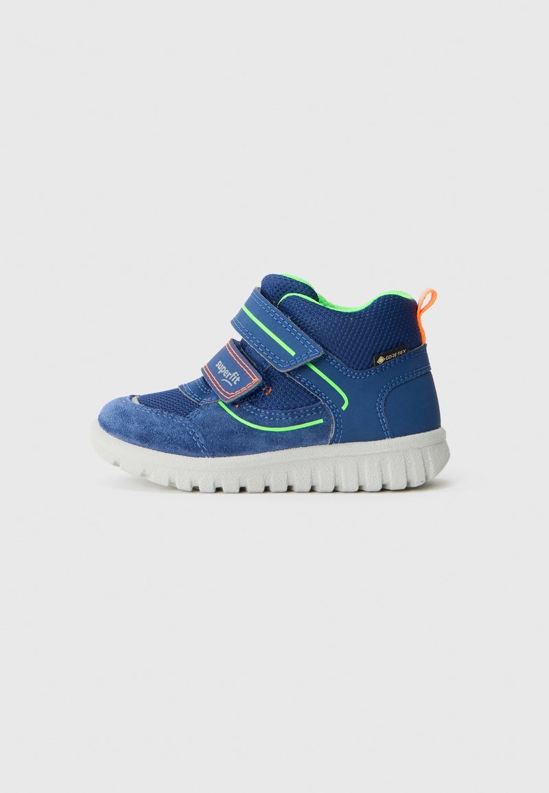 Sneaker blu per bambini realizzato con materiali scamosciati e tessili, dotato di due cinturini in velcro, dettagli in neon verde e suola bianca con texture.