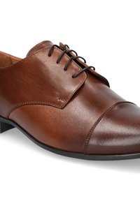 Brązowe skórzane buty na formalne okazje z cholewką w kształcie czubka, systemem sznurowania, gładką teksturą i niskim obcasem. Pokazuje szczegółowe przeszycia wzdłuż krawędzi.