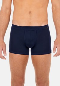 Marineblauwe boxershorts van zacht materiaal, met een aansluitend ontwerp, een verstevigde pouch, een elastische tailleband en minimale stiksels.
