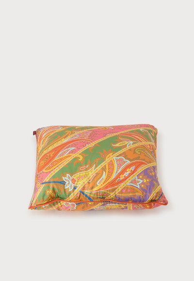 Coussin rectangulaire avec un motif cachemire coloré en vert, orange, rose et violet sur fond blanc.