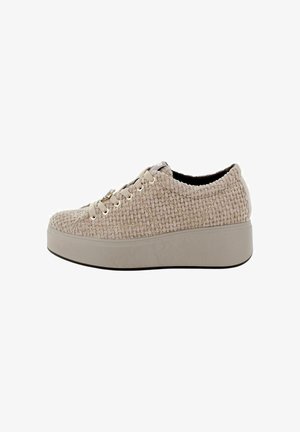 Sneaker beige intrecciato con tomaia texturizzata, punta rotonda e suola piatta. Presenta occhielli metallici e lacci in cotone.
