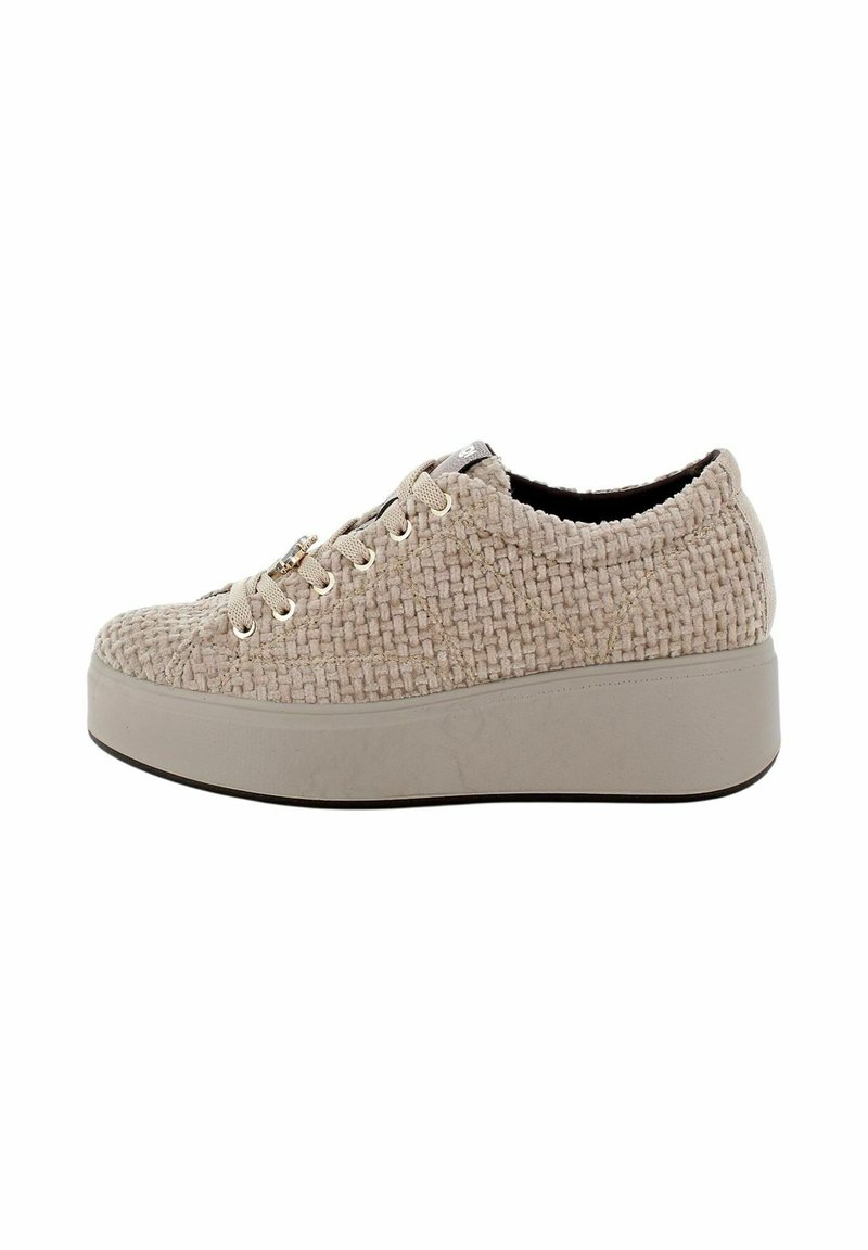 Sneaker beige intrecciato con tomaia texturizzata, punta rotonda e suola piatta. Presenta occhielli metallici e lacci in cotone.