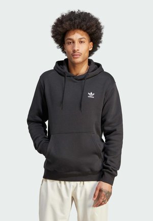 Sudadera negra hecha de una mezcla de algodón. Cuenta con un bolsillo frontal, capucha con cordón y el logo blanco de Adidas en el lado izquierdo del pecho.