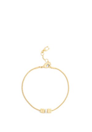 Bracelet délicat en chaîne d'or avec deux petits charms carrés en or et une perle blanche au centre, avec fermoir mousqueton et chaîne réglable.