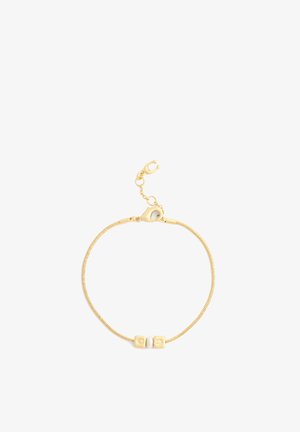 Zartes Goldkettchen-Armband mit zwei kleinen quadratischen Goldanhängern und einer weißen Perle in der Mitte, mit Karabinerverschluss und verstellbarer Kette.