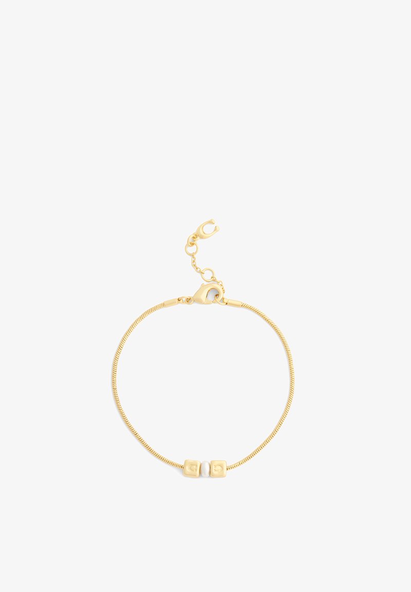 Bracelet délicat en chaîne d'or avec deux petits charms carrés en or et une perle blanche au centre, avec fermoir mousqueton et chaîne réglable.