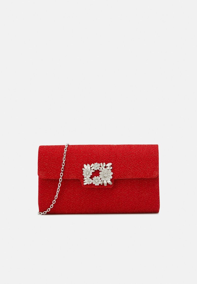 Pochette rouge pailletée avec boucle florale en strass argenté et fine chaîne argentée sur fond clair uni.